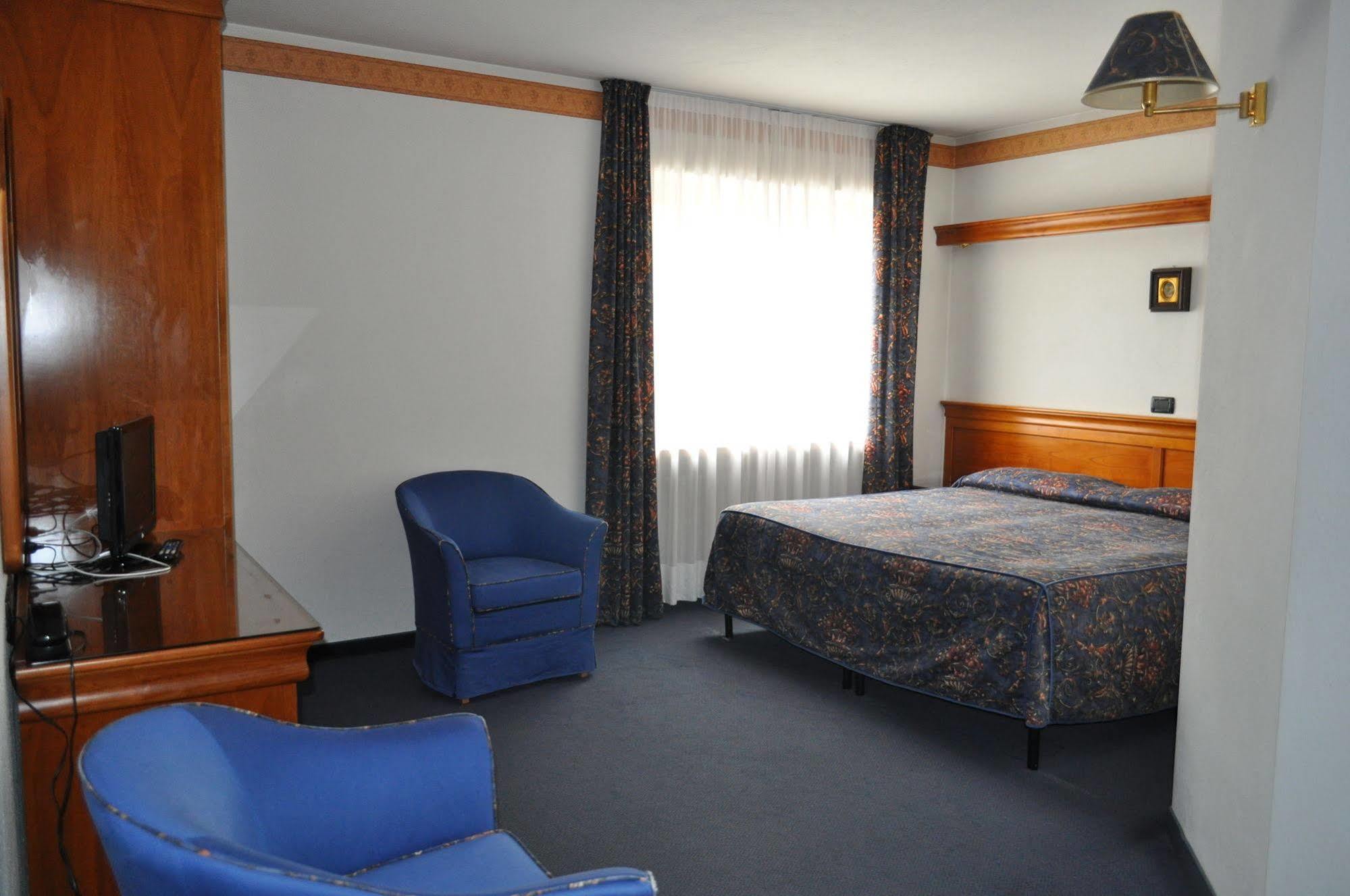 Hotel Tourist Вальтурнанш Экстерьер фото
